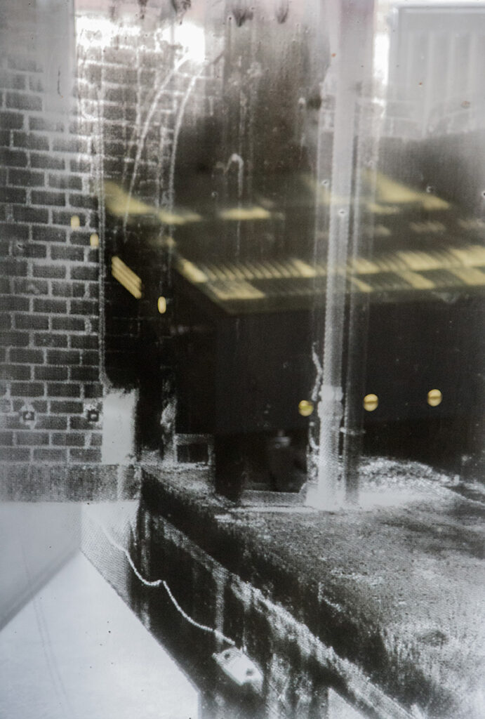 Fotografie mit dem Titel Transparenz & Spiegelung #1, Inkjet Print auf Folie, 80 x 54 cm